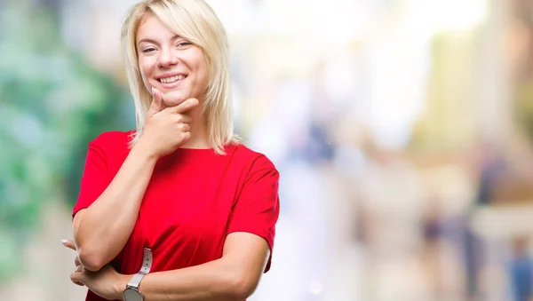 Jonge Mooie Blonde Vrouw Met Rode Shirt Geïsoleerde Achtergrond Zoek — Stockfoto