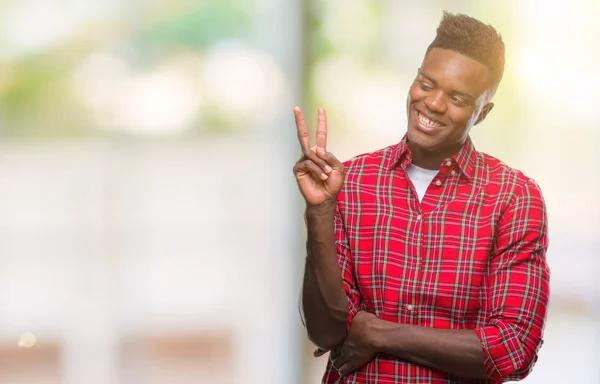 Unga Afroamerikanska Mannen Över Isolerade Bakgrund Leende Med Glada Ansikte — Stockfoto