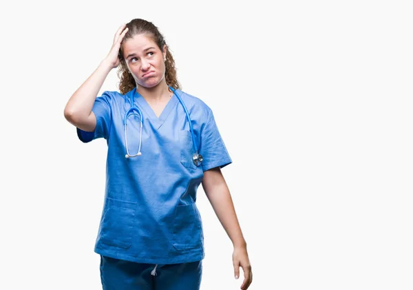 若いブルネット医者女の子身に着けている看護師や孤立の背景の上に制服の外科医を混乱させるし 質問について疑問に思います 頭の上の手で考えて疑問を持つ不透明 物思いにふけるコンセプト — ストック写真