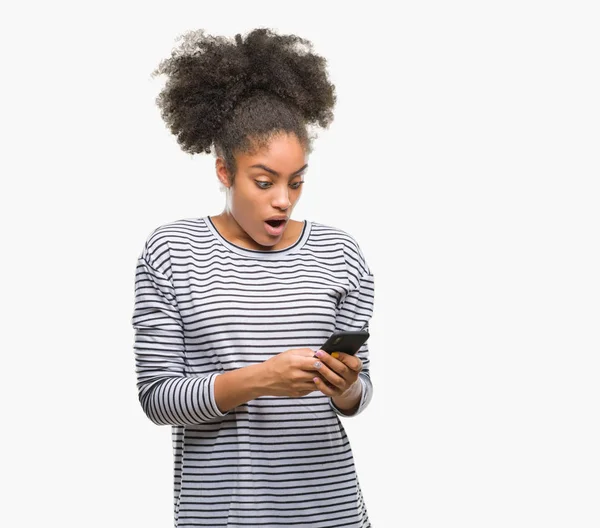 Jovem Afro Americana Enviando Mensagens Usando Smartphone Sobre Fundo Isolado — Fotografia de Stock