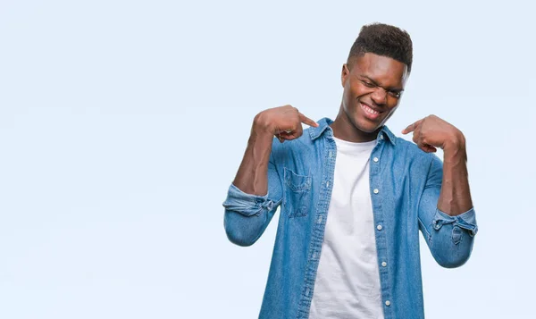 Jovem Afro Americano Sobre Fundo Isolado Olhando Confiante Com Sorriso — Fotografia de Stock