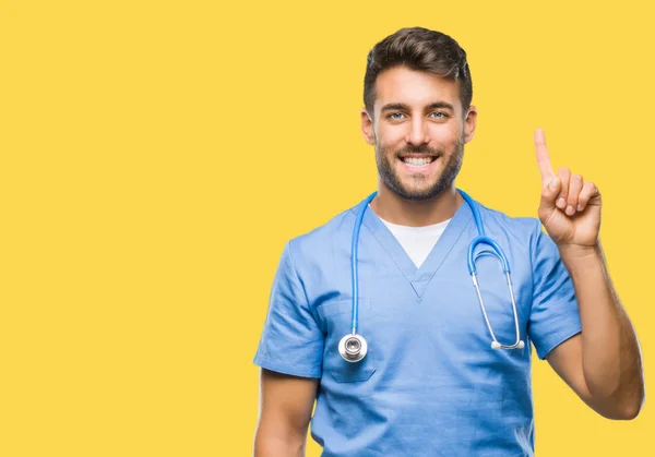 分離背景表示と自信を持って 幸せな笑みを浮かべて 指番号のいずれかで上向きに若いハンサムな医者の外科医男 — ストック写真