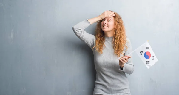 Jeune Femme Rousse Sur Mur Gris Grunge Tenant Drapeau Corée — Photo