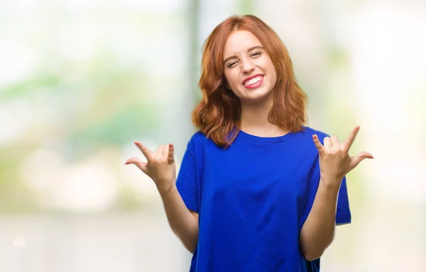 Jeune Belle Femme Sur Fond Isolé Criant Avec Une Expression — Photo