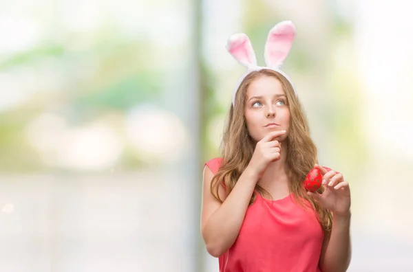 Jonge Blonde Vrouw Draagt Easter Bunny Oren Ernstige Gezicht Denken — Stockfoto