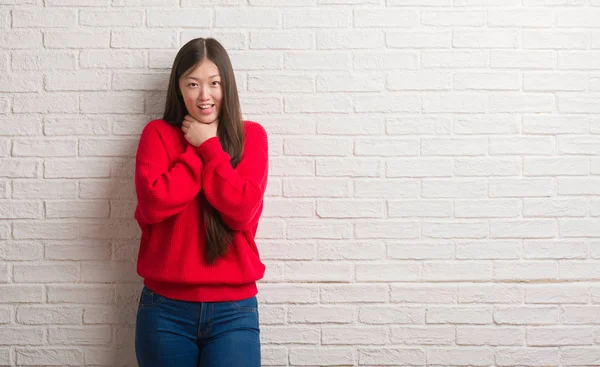 Jonge Chinese Vrouw Bakstenen Muur Schreeuwen Stik Omdat Pijnlijke Wurgen — Stockfoto