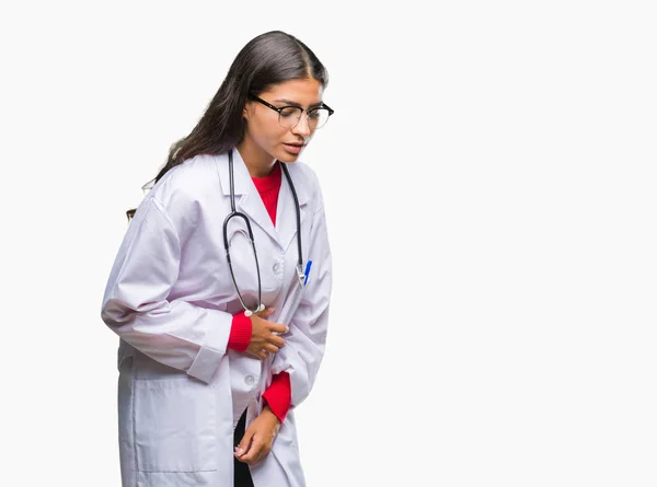 年轻的阿拉伯医生妇女在孤立的背景下与手在胃因为恶心 痛苦的疾病感觉不适 疼痛概念 — 图库照片