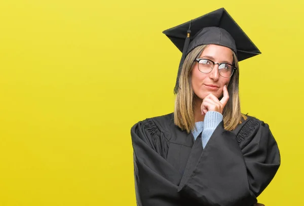 Mujer Hermosa Joven Con Uniforme Graduado Sobre Fondo Aislado Con — Foto de Stock