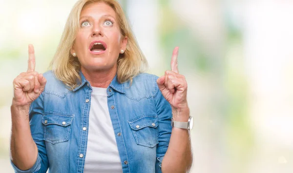 Blonde Frau Mittleren Alters Mit Isoliertem Hintergrund Erstaunt Und Überrascht — Stockfoto