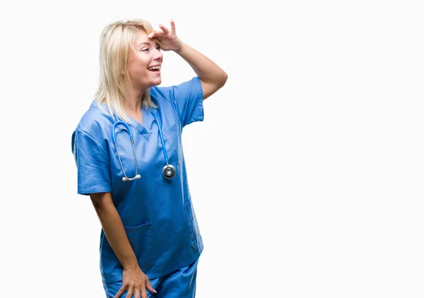 Unga Vackra Blonde Läkare Kvinna Bär Medicinsk Uniform Över Isolerade — Stockfoto