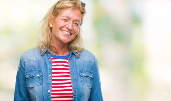 Blonde Vrouw Van Middelbare Leeftijd Geïsoleerde Achtergrond Winking Kijken Naar — Stockfoto