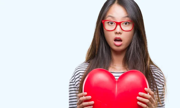 Молода Азіатська Жінка Любові Тримає Читання Серця Над Ізольованим Тлом — стокове фото