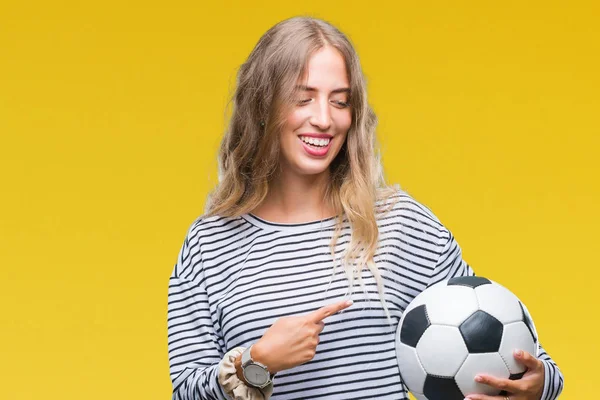Schöne Junge Blonde Frau Hält Fußball Ball Über Isolierten Hintergrund — Stockfoto
