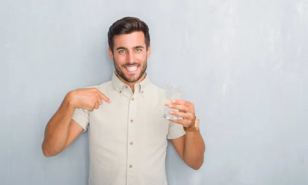 Guapo Joven Sobre Gris Grunge Pared Beber Vaso Agua Con — Foto de Stock