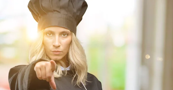 指で前方を向く美しい料理女性シェフ — ストック写真