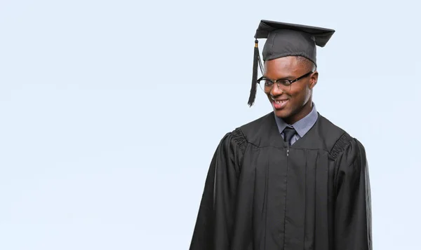 Ung Utexaminerades Afroamerikanska Mannen Över Isolerade Bakgrund Tittar Bort Till — Stockfoto