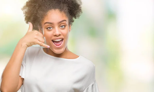 Joven Mujer Afroamericana Sobre Fondo Aislado Sonriendo Haciendo Gesto Telefónico —  Fotos de Stock