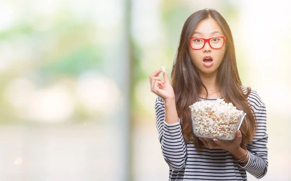Giovane Donna Asiatica Mangiare Popcorn Sfondo Isolato Spaventato Stato Shock — Foto Stock
