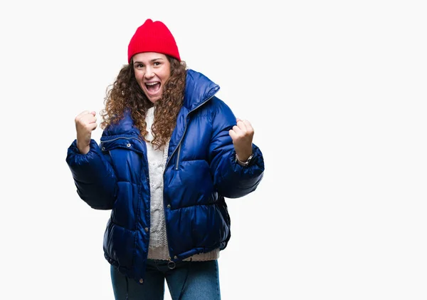 Menina Bonita Cabelo Encaracolado Jovem Morena Vestindo Casaco Inverno Boné — Fotografia de Stock