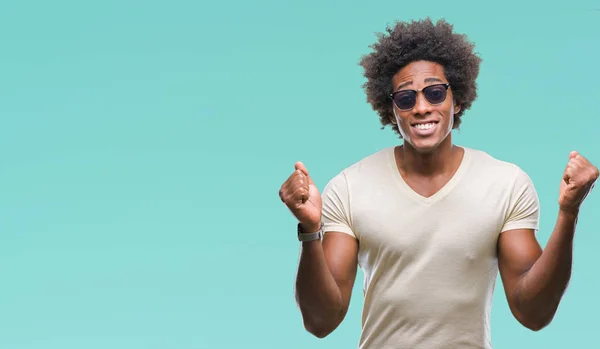 Afro Americký Muž Nosí Sluneční Brýle Přes Izolované Pozadí Slaví — Stock fotografie