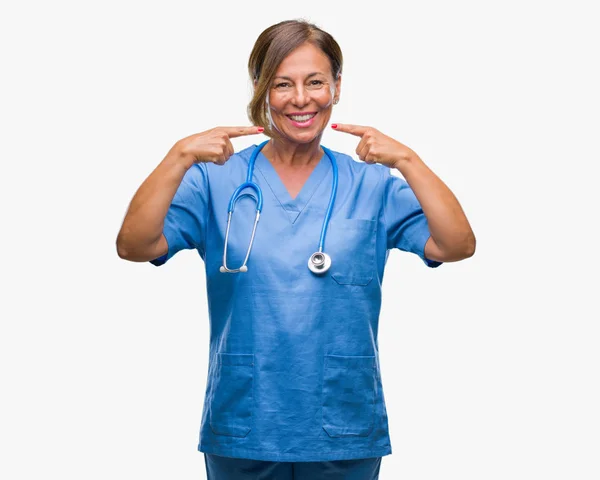 Enfermera Médica Mediana Edad Sobre Fondo Aislado Sonriendo Confiada Mostrando —  Fotos de Stock