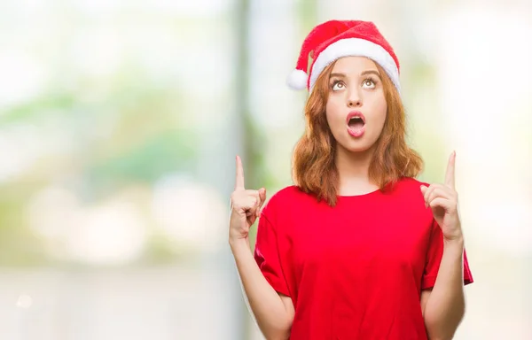 Junge Schöne Frau Über Isoliertem Hintergrund Mit Weihnachtsmütze Erstaunt Und — Stockfoto