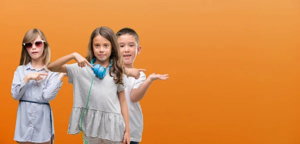 Group Boy Girls Kids Orange Background Very Happy Pointing Hand — Stock Photo, Image