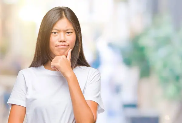 Joven Mujer Asiática Sobre Fondo Aislado Mirando Confiado Cámara Con —  Fotos de Stock