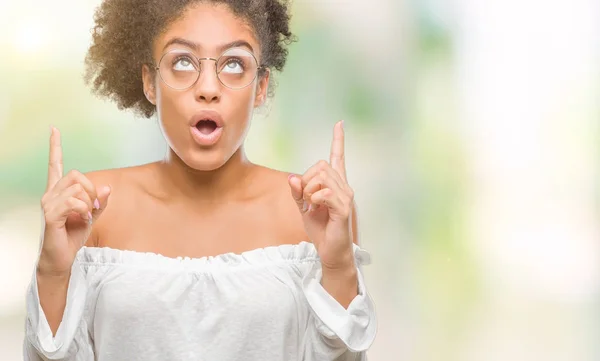 Young Afro American Woman Wearing Glasses Isolated Background Amazed Surprised — Stock Photo, Image