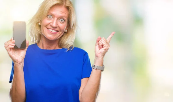 Medelålders Blond Kvinna Visar Blank Skärm Smartphone Över Isolerade Bakgrund — Stockfoto