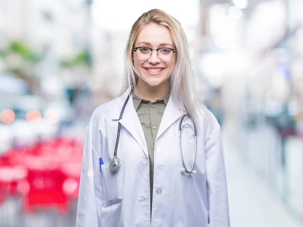 Jovem Mulher Médica Loira Sobre Fundo Isolado Com Sorriso Feliz — Fotografia de Stock