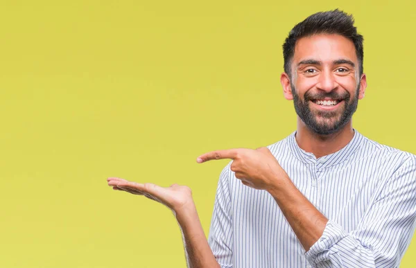 Homem Hispânico Adulto Sobre Fundo Isolado Espantado Sorrindo Para Câmera — Fotografia de Stock