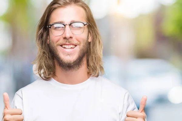 Homem Bonito Jovem Com Cabelos Longos Vestindo Óculos Sobre Sinal — Fotografia de Stock