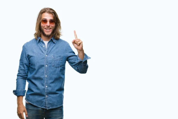 Junger Gutaussehender Mann Mit Langen Haaren Sonnenbrille Über Isoliertem Hintergrund — Stockfoto