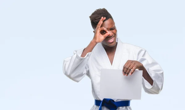Unga Afroamerikanska Mannen Över Isolerade Bakgrunden Iklädd Kimono Håller Papper — Stockfoto