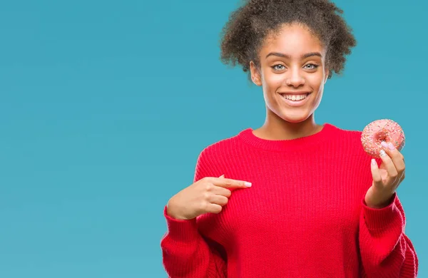 Giovane Donna Afro Americana Mangiare Ciambella Sfondo Isolato Con Faccia — Foto Stock