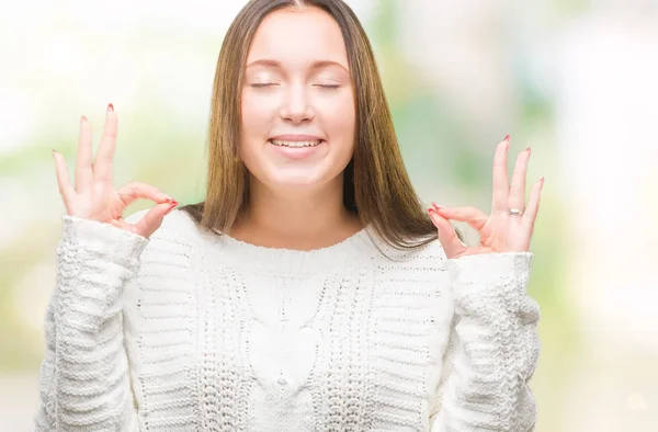 年轻美丽的高加索妇女穿着冬季毛衣在孤立的背景放松和微笑闭着眼睛做冥想手势用手指 瑜伽概念 — 图库照片