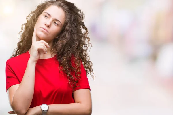 Hermosa Morena Pelo Rizado Joven Con Mirada Casual Sobre Fondo —  Fotos de Stock