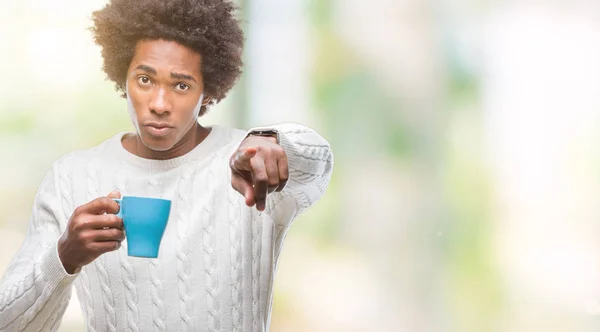 Афро Американських Людина Питної Чашку Кави Над Ізольованих Фону Вказуючи — стокове фото