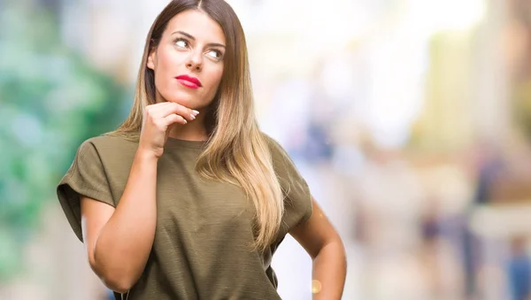 Mulher Bonita Nova Sobre Fundo Isolado Com Mão Queixo Pensando — Fotografia de Stock