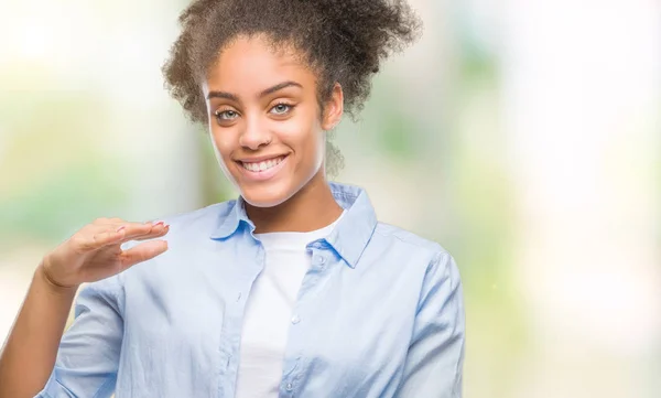 Unga Afro Amerikansk Kvinna Över Isolerade Bakgrund Gestikulerande Med Händer — Stockfoto