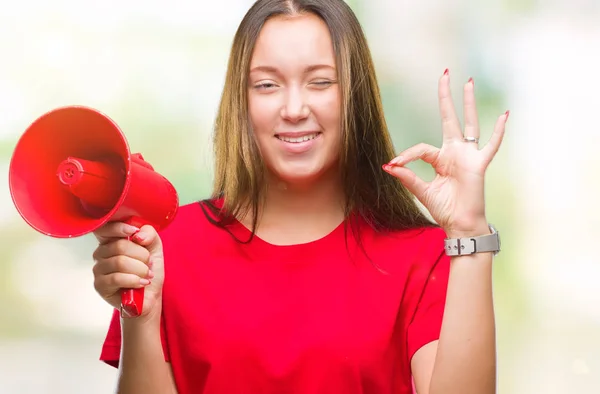 Jeune Femme Caucasienne Criant Travers Mégaphone Sur Fond Isolé Faisant — Photo