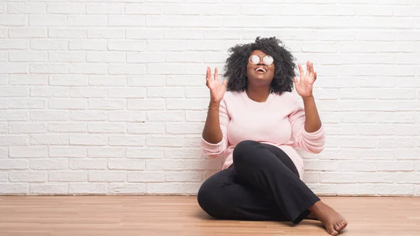 Young African American Woman Sitting Floor Home Crazy Mad Shouting — Stock Photo, Image