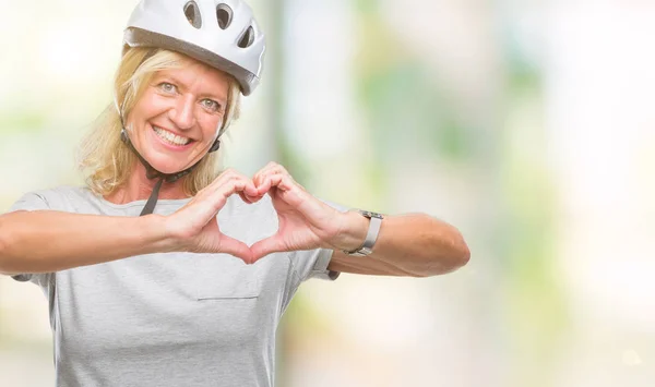 Średnim Wieku Rowerzysta Kaukaski Kobieta Nosi Kask Białym Tle Uśmiechający — Zdjęcie stockowe