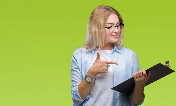 Junge Kaukasische Geschäftsfrau Hält Klemmbrett Über Isoliertem Hintergrund Sehr Glücklich — Stockfoto