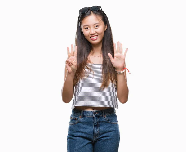 Młoda Kobieta Azjatyckich Noszenie Okularów Przeciwsłonecznych Białym Tle Wyświetlono Skierowaną — Zdjęcie stockowe