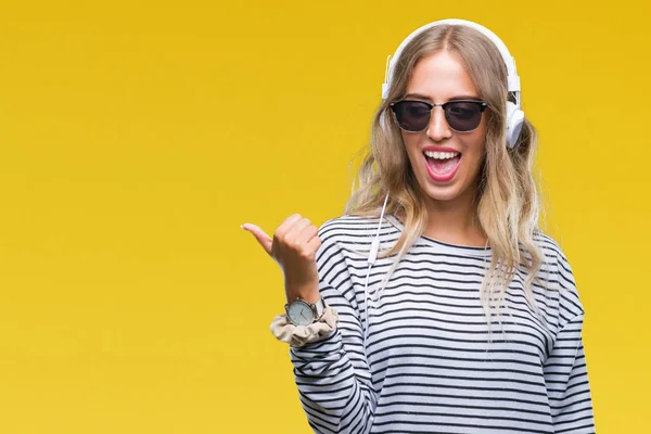 Hermosa Mujer Rubia Joven Con Auriculares Gafas Sol Sobre Fondo —  Fotos de Stock