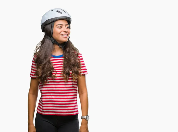 年轻的阿拉伯骑自行车妇女戴着安全头盔 在与世隔绝的背景下 脸上带着微笑 表情自然 笑的自信 — 图库照片