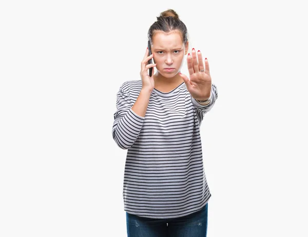 Junge Schöne Kaukasische Frau Spricht Auf Smartphone Über Isolierten Hintergrund — Stockfoto