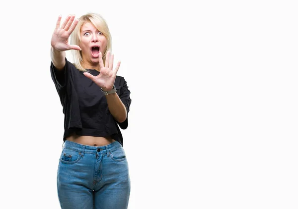 Mulher Loira Bonita Jovem Sobre Fundo Isolado Com Medo Aterrorizado — Fotografia de Stock